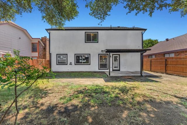 215 Ironbark Drive, Arlington, TX 76018