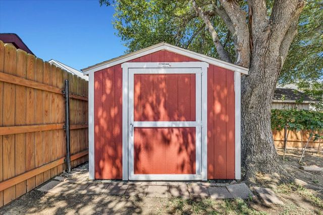 215 Ironbark Drive, Arlington, TX 76018