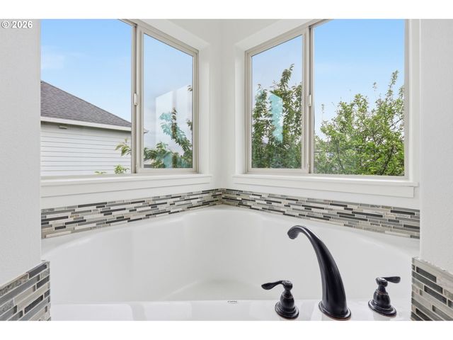 12609 Ne 105TH Way, Vancouver, WA 98682