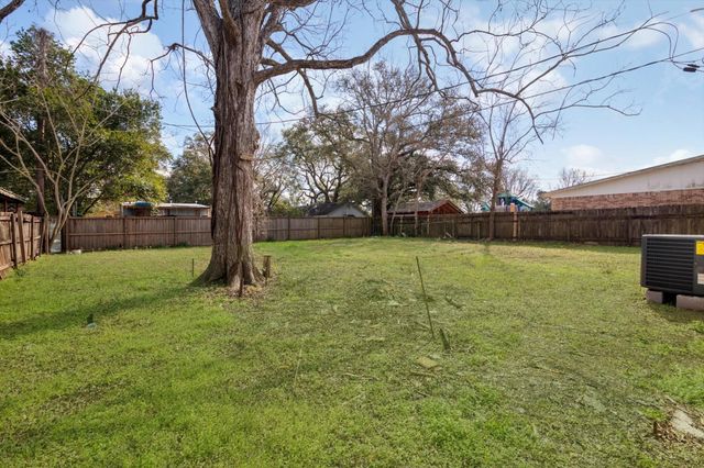 1504 N Travis Street, Liberty, TX 77575