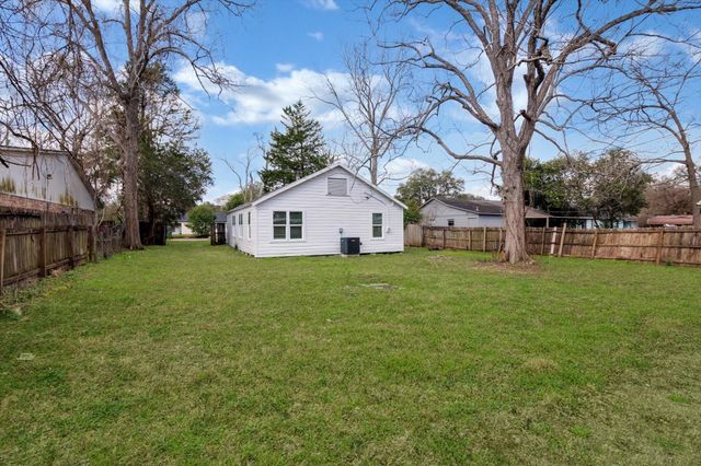 1504 N Travis Street, Liberty, TX 77575