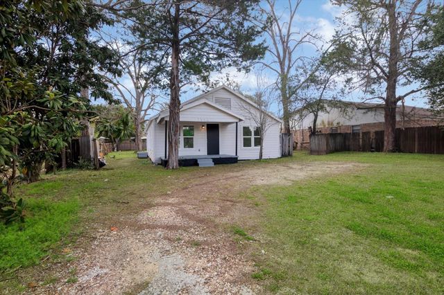 1504 N Travis Street, Liberty, TX 77575