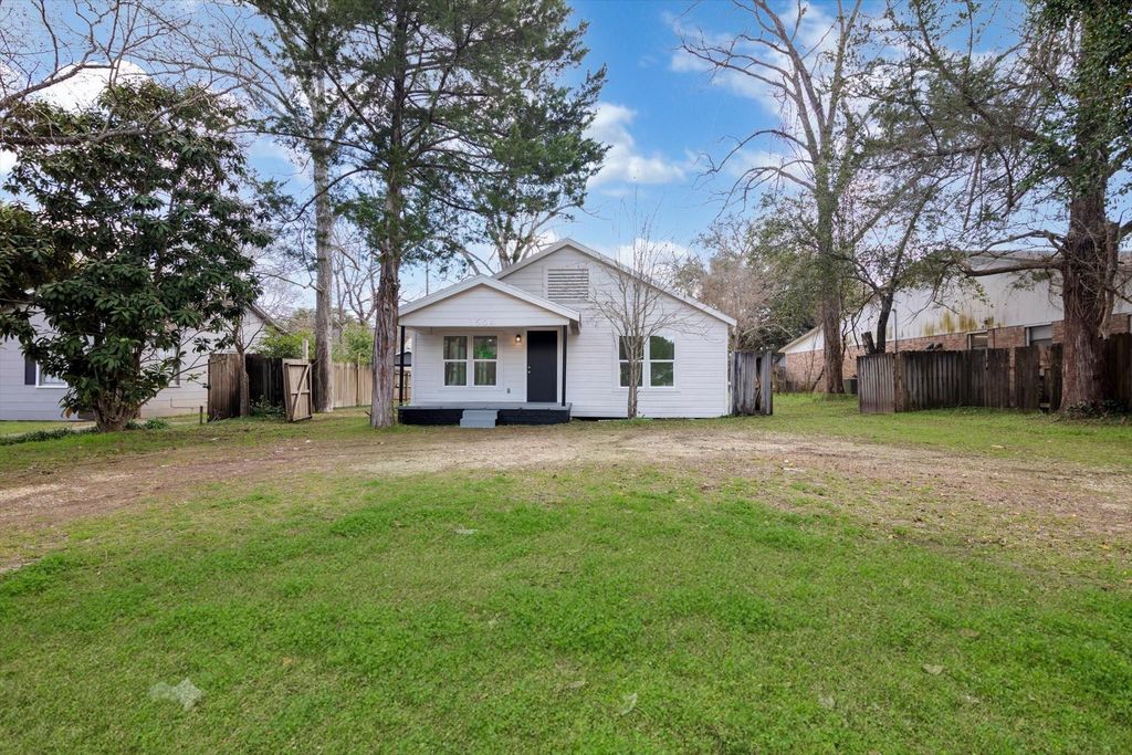 1504 N Travis Street, Liberty, TX 77575