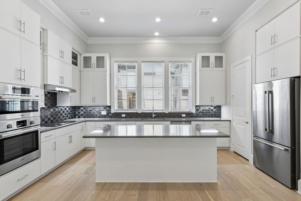 14995 Oak Street, Addison, TX 75001