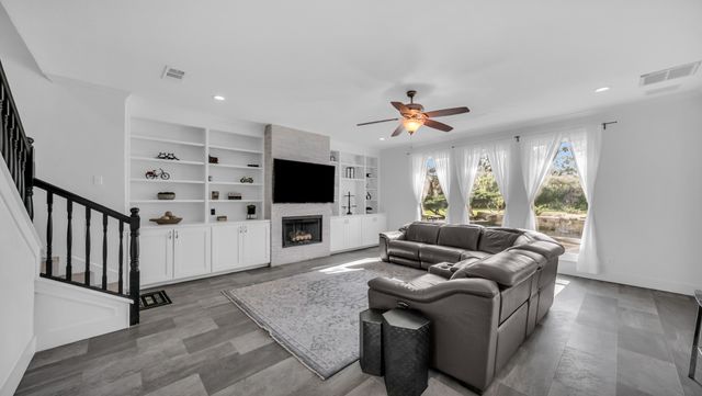 100 Oakview Drive, Hudson Oaks, TX 76087