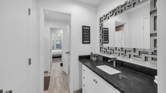 100 Oakview Drive, Hudson Oaks, TX 76087