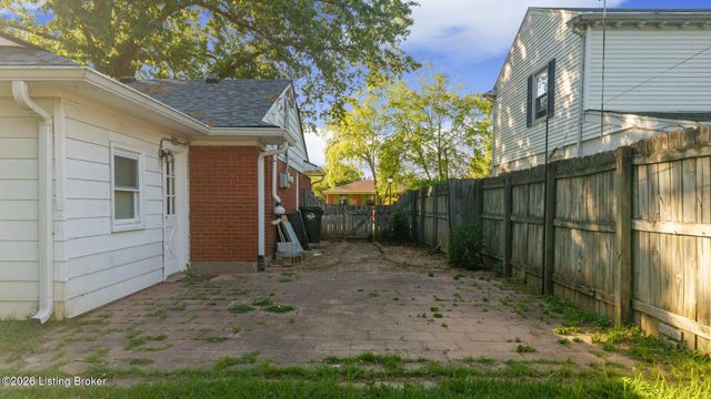 8406 Bayou Way, Louisville, KY 40242