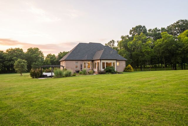 120 Wartrace Creek Rd, Wartrace, TN 37183