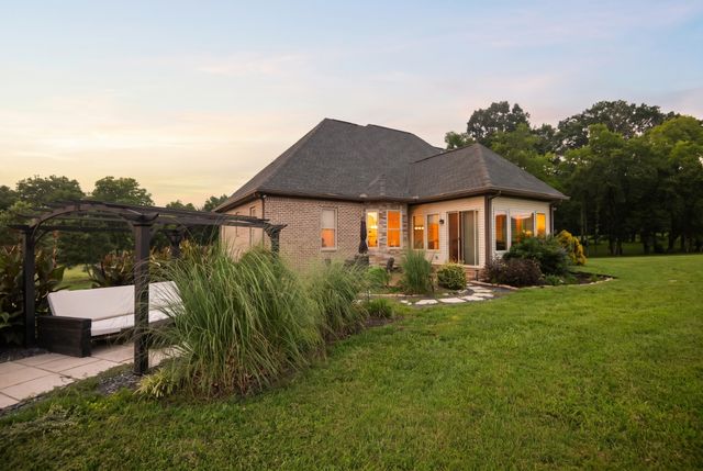 120 Wartrace Creek Rd, Wartrace, TN 37183
