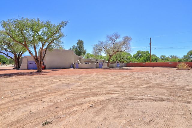 250 Moongate Road, Corrales, NM 87048