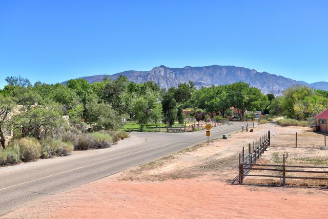 250 Moongate Road, Corrales, NM 87048