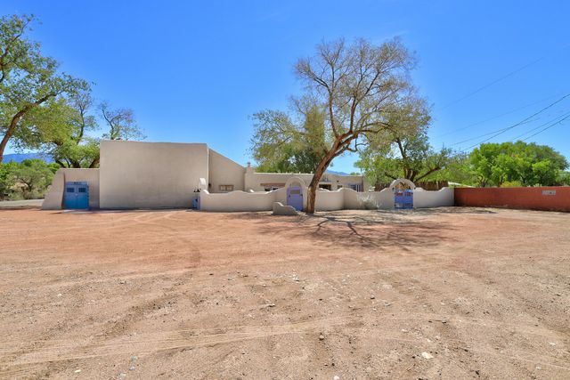250 Moongate Road, Corrales, NM 87048