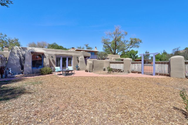250 Moongate Road, Corrales, NM 87048