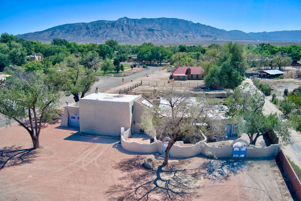 250 Moongate Road, Corrales, NM 87048