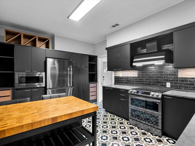 605 W Crockett Street, Ennis, TX 75119