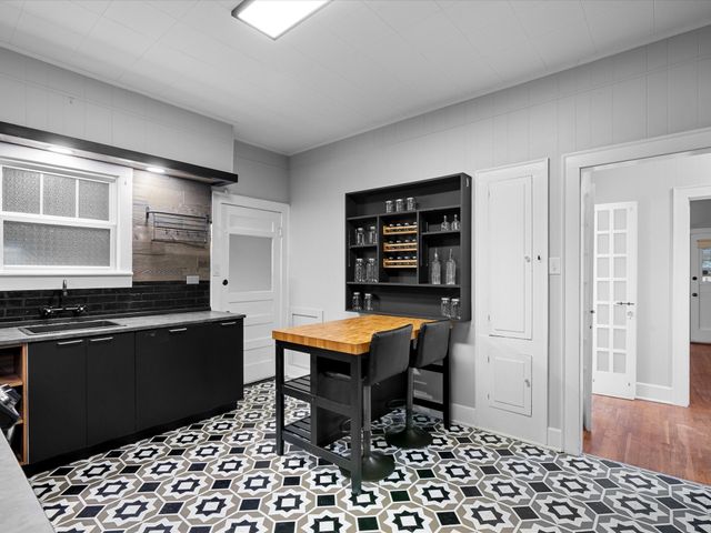605 W Crockett Street, Ennis, TX 75119