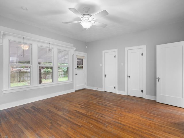 605 W Crockett Street, Ennis, TX 75119