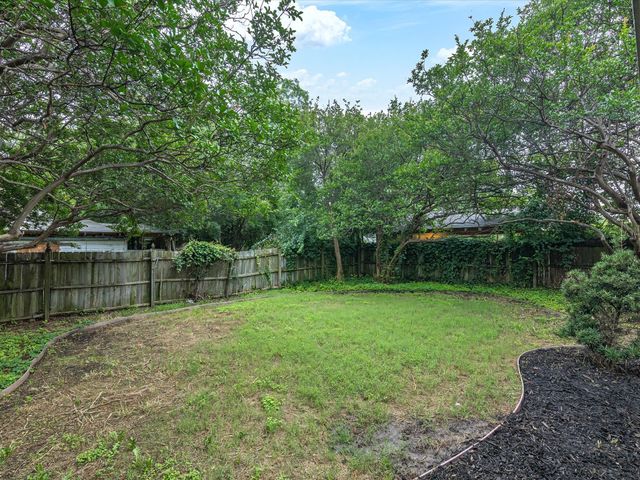 605 W Crockett Street, Ennis, TX 75119
