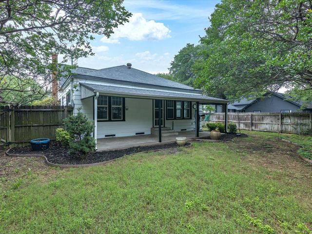 605 W Crockett Street, Ennis, TX 75119