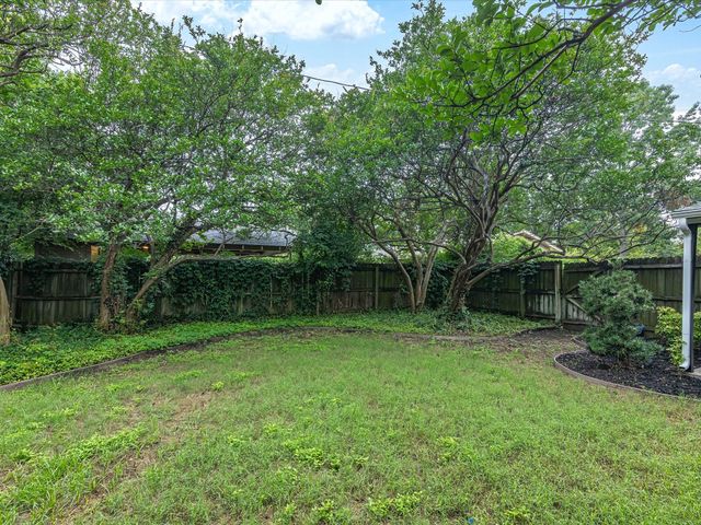 605 W Crockett Street, Ennis, TX 75119