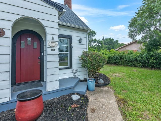 605 W Crockett Street, Ennis, TX 75119