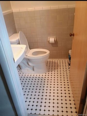 222 Lakewood Street, Detroit, MI 48215