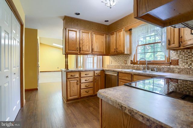 888 SUNNY HILL LN, Harrisburg, PA 17111