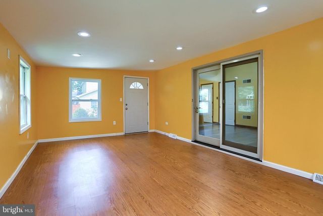 888 SUNNY HILL LN, Harrisburg, PA 17111