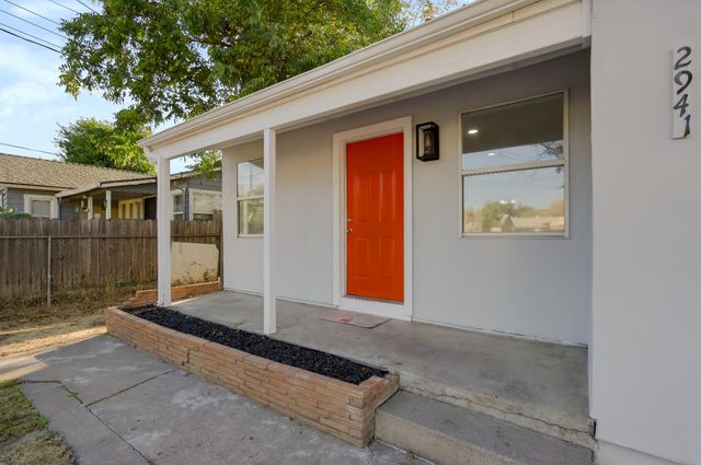 2941 clay St, Sacramento, CA 95815