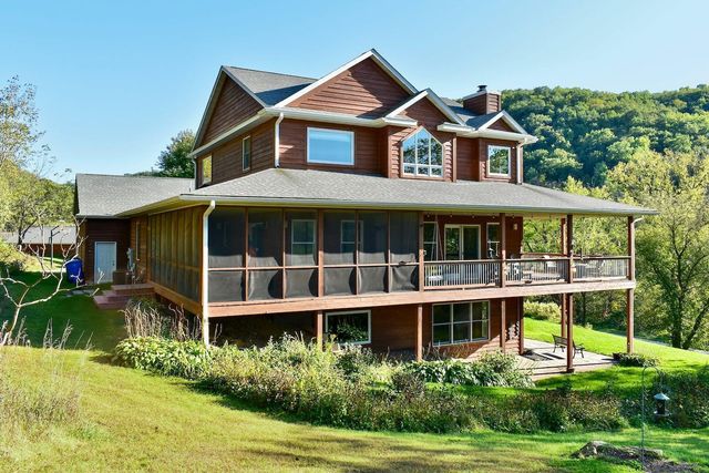 24242 Pfeiffer Hill Road, Wilson Twp, MN 55987