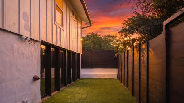 2416 E 10th ST B, Austin, TX 78702