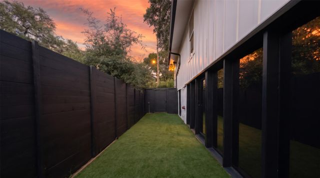 2416 E 10th ST B, Austin, TX 78702