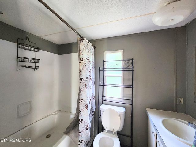185 Mccormick Lane, Harriman, TN 37748