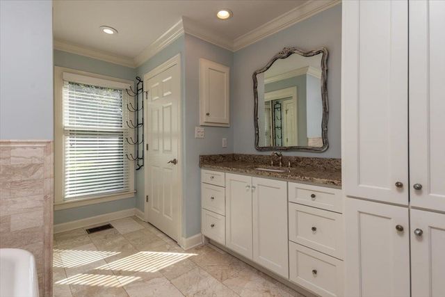 2608 HOLLY SPRING DR, Germantown, TN 38138