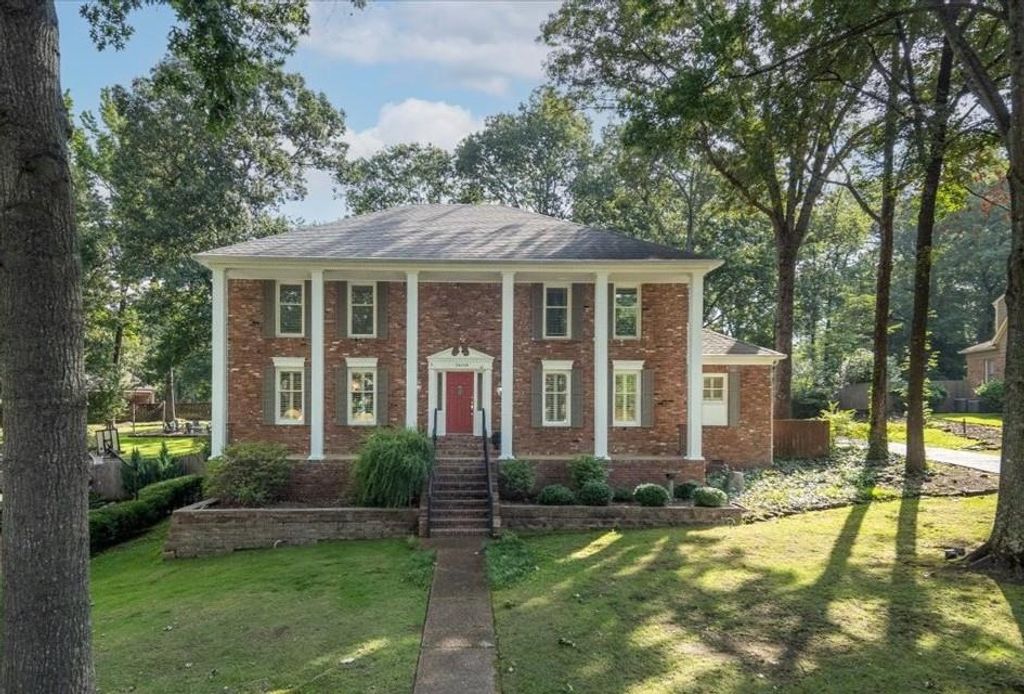 2608 HOLLY SPRING DR, Germantown, TN 38138