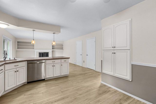 N17W27304 Lakefield DRIVE, Pewaukee, WI 53072