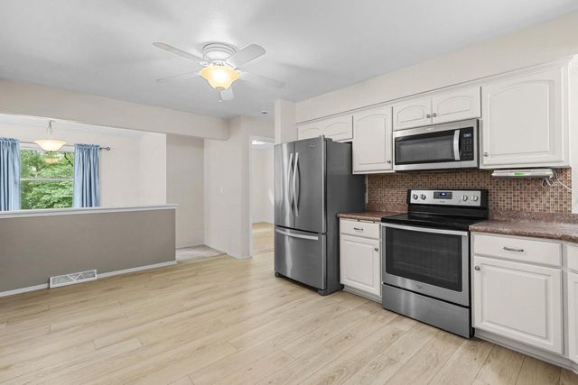 N17W27304 Lakefield DRIVE, Pewaukee, WI 53072