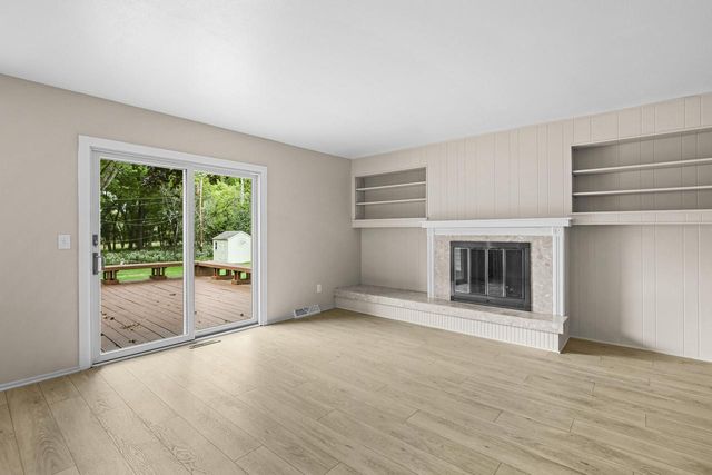 N17W27304 Lakefield DRIVE, Pewaukee, WI 53072