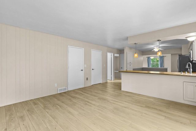 N17W27304 Lakefield DRIVE, Pewaukee, WI 53072