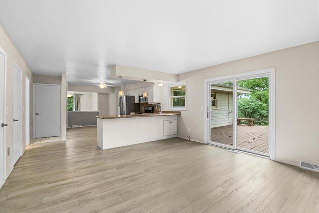 N17W27304 Lakefield DRIVE, Pewaukee, WI 53072