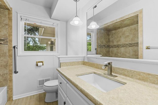 N17W27304 Lakefield DRIVE, Pewaukee, WI 53072