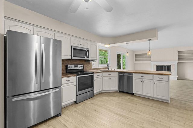 N17W27304 Lakefield DRIVE, Pewaukee, WI 53072