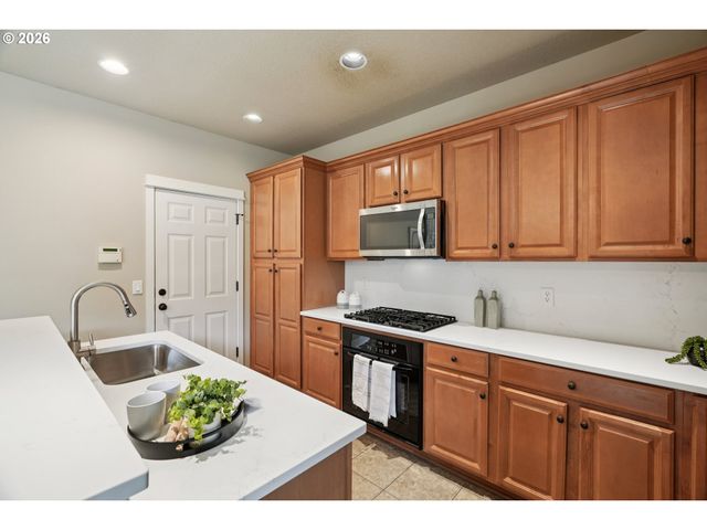 6058 Ne WHITEWOOD Dr, Hillsboro, OR 97124