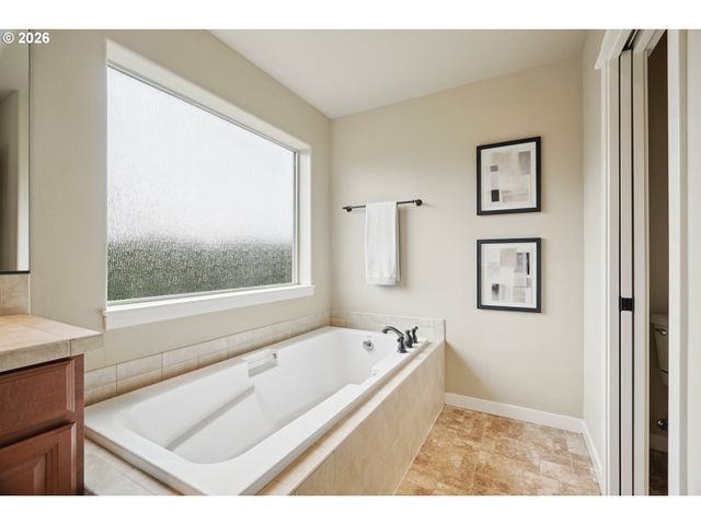 6058 Ne WHITEWOOD Dr, Hillsboro, OR 97124