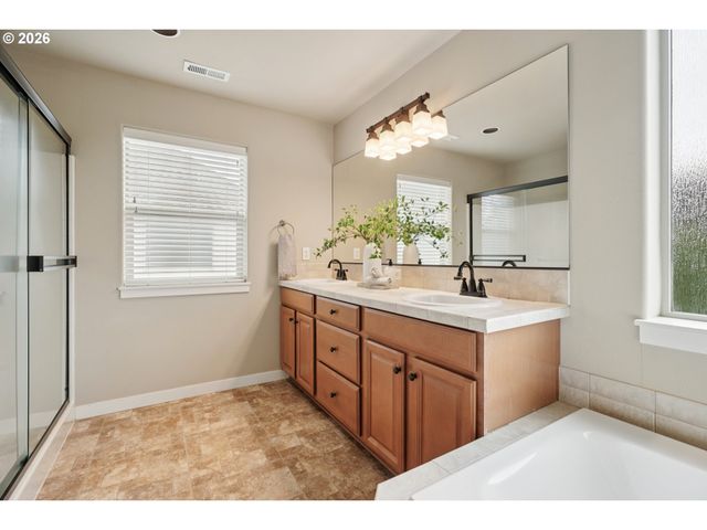 6058 Ne WHITEWOOD Dr, Hillsboro, OR 97124