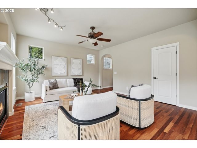 6058 Ne WHITEWOOD Dr, Hillsboro, OR 97124