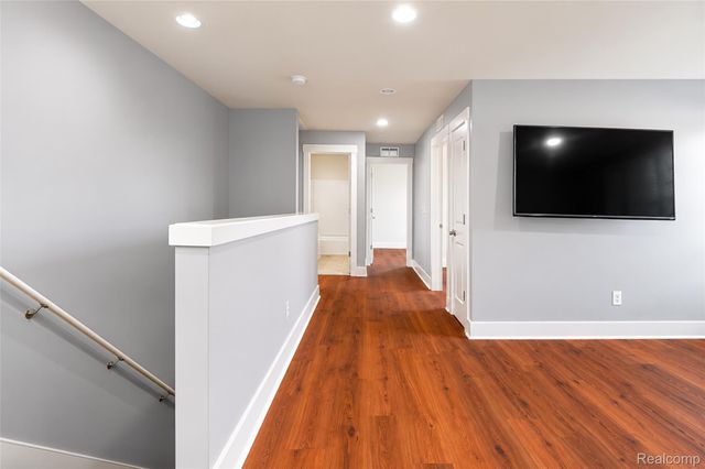 354 Findley Circle, Lake Orion Village, MI 48360
