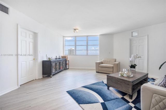 825 Brickell Bay Dr 2042, Miami, FL 33131