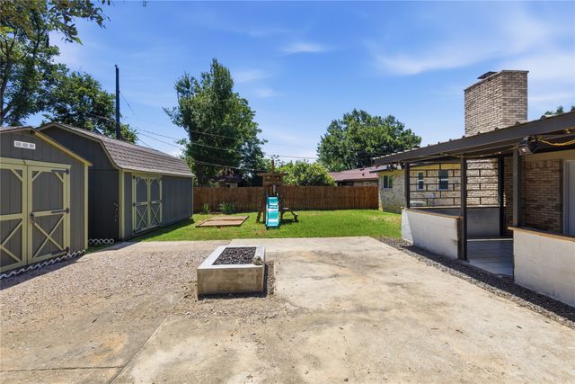 2116 Chelsea Drive, Edgecliff Village, TX 76134