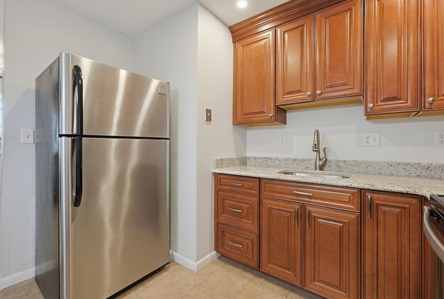 1185 Adams St 17, Boston, MA 02124